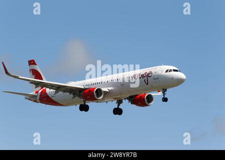 Air Canada Rouge Flugzeuge bereiten ihren Anflug auf den Montréal-Pierre Elliott Trudeau International Airport in Dorval, Quebec, Kanada vor Stockfoto