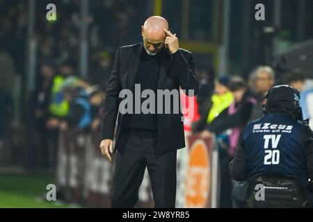 Salerno, Italien. Dezember 2023. Stefano Pioli Cheftrainer des AC Milan reagiert enttäuscht während des Spiels der Serie A zwischen SS Lazio und FC Internazionale im Stadio Olimpico in Rom am 17. Dezember 2023. Quelle: Nicola Ianuale/Alamy Live News Stockfoto