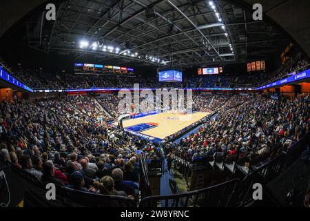 Uncasville, CT, USA. Dezember 2023. Eine allgemeine Ansicht der Arena während eines NCAA-Basketballspiels für Frauen in der Invesco QQQ Basketball Hall of Fame Women's Showcase zwischen den UConn Huskies und den North Carolina Tar Heels in der Mohegan Sun Arena in Uncasville, CT. Erica Denhoff/CSM/Alamy Live News Stockfoto