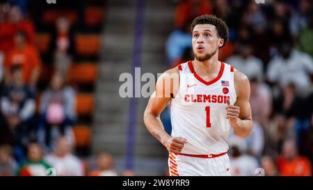 Clemson, SC, USA. Dezember 2023. Clemson Tigers Chase Hunter (1) gegen die Queens Royals im NCAA Basketball Matchup im Littlejohn Coliseum in Clemson, SC. (Scott Kinser/CSM). Quelle: csm/Alamy Live News Stockfoto