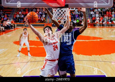 Clemson, SC, USA. Dezember 2023. Clemson Tigers PJ Hall (24) schießt unter Queens Royals Malcolm Wilson (32) im NCAA Basketball Matchup im Littlejohn Coliseum in Clemson, SC. (Scott Kinser/CSM). Quelle: csm/Alamy Live News Stockfoto