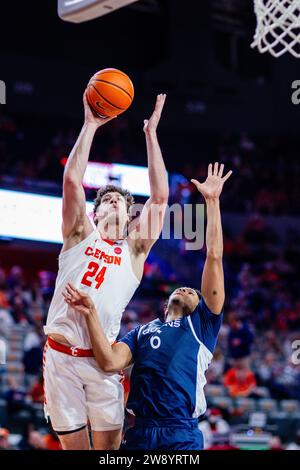 Clemson, SC, USA. Dezember 2023. Clemson Tigers PJ Hall (24) dreht auf Queens Royals BJ McLaurin (6) im NCAA Basketball Matchup im Littlejohn Coliseum in Clemson, SC. (Scott Kinser/CSM). Quelle: csm/Alamy Live News Stockfoto