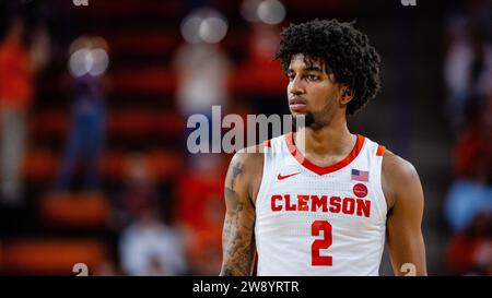 Clemson, SC, USA. Dezember 2023. Clemson Tigers Dillon Hunter (2) gegen die Queens Royals im NCAA Basketball Matchup im Littlejohn Coliseum in Clemson, SC. (Scott Kinser/CSM). Quelle: csm/Alamy Live News Stockfoto