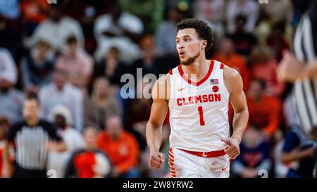 Clemson, SC, USA. Dezember 2023. Clemson Tigers Chase Hunter (1) gegen die Queens Royals im NCAA Basketball Matchup im Littlejohn Coliseum in Clemson, SC. (Scott Kinser/CSM). Quelle: csm/Alamy Live News Stockfoto