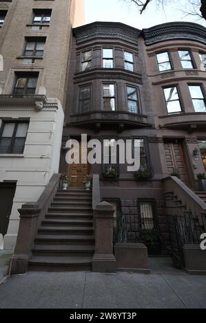 New York, USA. Dezember 2023. Außenansicht des Manhattan Brownstone, der in dem Film „Home Alone 2: Lost in New York“ zum Verkauf zum gelisteten Preis von 6,7 Millionen US-Dollar verwendet wurde, New York, NY, 22. Dezember 2023. (Foto: Anthony Behar/SIPA USA) Credit: SIPA USA/Alamy Live News Stockfoto