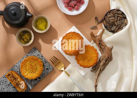 Das Mid-Autumn Festival ist ein traditionelles Festival in China und anderen asiatischen Ländern. Layout des Teeparty-Tisches mit Mondkuchen und verschiedenen Arten von Samen Stockfoto