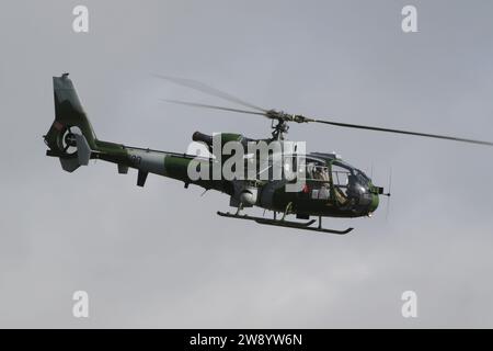 ZB690, ein Westland Gazelle AH1 Hubschrauber, der vom britischen Army Air Corps (AAC) betrieben wird und von der RAF Fairford in Gloucestershire, England, nach Teilnahme an der Royal International Air Tattoo 2023 (RIAT 2023) startet. Stockfoto