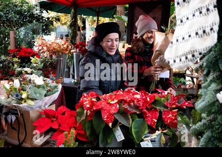 Madrid, Spanien. Dezember 2023. Die Menschen besuchen am 16. Dezember 2023 eine Weihnachtsmesse in Madrid, Spanien. Quelle: Meng Dingbo/Xinhua/Alamy Live News Stockfoto