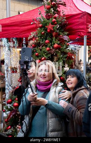 Madrid, Spanien. Dezember 2023. Die Leute machen ein Selfie auf einer Weihnachtsmesse in Madrid, Spanien, am 16. Dezember 2023. Quelle: Meng Dingbo/Xinhua/Alamy Live News Stockfoto