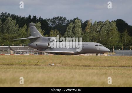 606, eine Dassault Falcon 7X, die von der Ungarischen Luftwaffe (HunAF) betrieben wird, erreichte die RAF Fairford in Gloucestershire, England, um das ungarische Kontingent zu unterstützen, das an der Royal International Air Tattoo 2023 (RIAT 2023) teilnimmt. Stockfoto