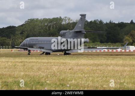 606, eine Dassault Falcon 7X, die von der Ungarischen Luftwaffe (HunAF) betrieben wird, erreichte die RAF Fairford in Gloucestershire, England, um das ungarische Kontingent zu unterstützen, das an der Royal International Air Tattoo 2023 (RIAT 2023) teilnimmt. Stockfoto