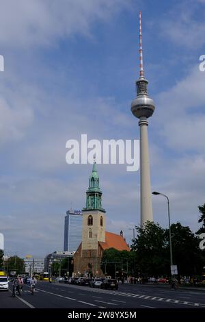 Berlin Deutschland - Fernsehturm und St. Marys Kirche Stockfoto