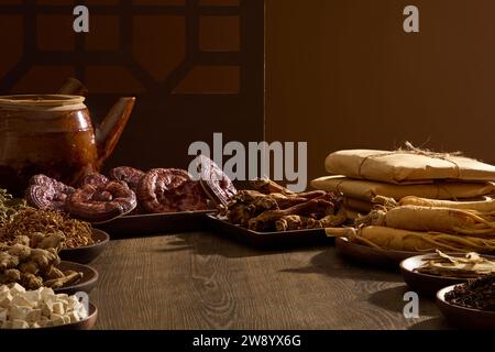 Szene für Medizinwerbung, Fotografie traditionelle Medizininhalte. Brauner Hintergrund mit Volksmedizin auf Tabletts, die auf Holztisch ausgestellt sind. Bla Stockfoto