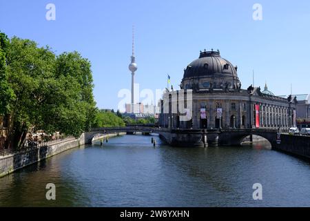 Berlin Deutschland - Blick auf den Fernsehturm des Bode-Museums und die südliche Monbijour-Brücke Stockfoto