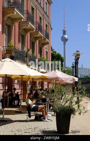 Berlin Deutschland - Restaurant und Fernsehturm im Hintergrund Stockfoto