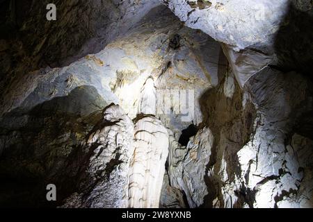 Die Meziad-Höhle. Eine der schönsten Höhlen Rumäniens, die Meziad-Höhle ähnelt einer unterirdischen gotischen Kathedrale. Stockfoto