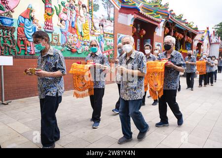 Bandung, Indonesien - 8. Januar 2022 : buddhistische Menschen beten zusammen mit den Mönchen, während sie die Opfergabe vor dem Altar im Inneren des Buddha geben Stockfoto