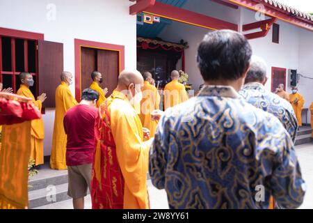 Bandung, Indonesien - 8. Januar 2022 : buddhistische Menschen beten zusammen mit den Mönchen, während sie die Opfergabe vor dem Altar im Inneren des Buddha geben Stockfoto