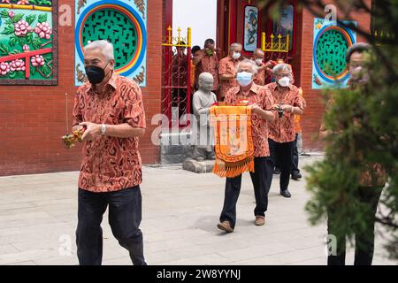 Bandung, Indonesien – 8. Januar 2022: Buddhistische Gesellschaft, die gemeinsam am Altar mit den Mönchen im buddha-Tempel in China betet Stockfoto
