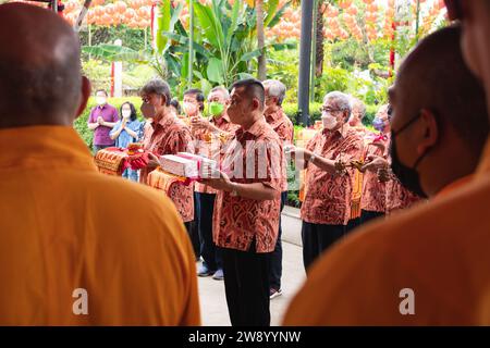 Bandung, Indonesien - 8. Januar 2022: Der Mann vereint für bringt die Opfergabe den Mönchen und Gott auf dem Altar, während er im Budd betet Stockfoto
