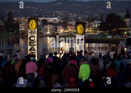 Oakland, Kalifornien, USA. Dezember 2023. Juden in der Bay Area für die Waffenstillstandsversammlung und den Shabbat. Mitglieder der Jüdischen Stimmen für den Frieden kommen zum Gebet zusammen, um Palästina zu unterstützen und gegen die Bombardierung in Gaza und die Ermordung von Gazastreifen zu protestieren. Kristin Cato/Alamy Lives News Stockfoto