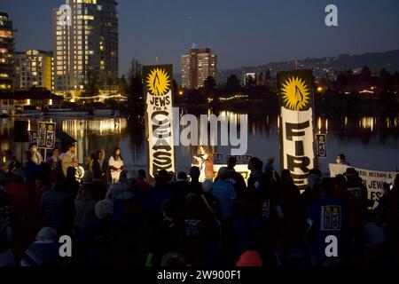 Oakland, Kalifornien, USA. Dezember 2023. Juden in der Bay Area für die Waffenstillstandsversammlung und den Shabbat. Mitglieder der Jüdischen Stimmen für den Frieden kommen zum Gebet zusammen, um Palästina zu unterstützen und gegen die Bombardierung in Gaza und die Ermordung von Gazastreifen zu protestieren. Kristin Cato/Alamy Lives News Stockfoto