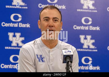 Nick Mingione, Cheftrainer der Kentucky Wildcats, spricht während des Baseball- und Softball-Medientages am Mittwoch, den 8. Februar 2023, im Kroger Field vor den Medien. Stockfoto