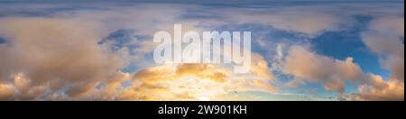 Sonnenuntergang über dem Himmel mit glühenden goldenen Cumulus-Wolken. Nahtloses hdr 360-Panorama im kugelförmigen, rechteckigen Format. Voller Zenit für 3D Stockfoto