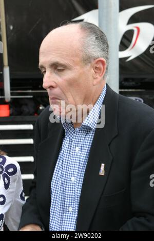 Dadaona Beach, FL - 7. Juli: Rudy Giuliani wird auf der Pepsi 400 in Dadaona Beach, Florida der Menge vorgestellt Menschen: Rudy Giuliani Kredit: Storms Media Group/Alamy Live News Stockfoto