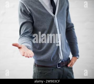 Person, Hand und Geschäftsmann in Mode, bietet und bereit für Handshake, professionell und Mitarbeiter. Produktplatzierung, Marketing-Geek und Auswahl für Stockfoto