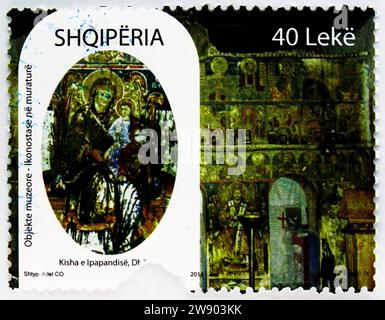 MOSKAU, RUSSLAND - 17. DEZEMBER 2023: In Albanien gedruckte Briefmarke zeigt Ikonostasien aus Dhërmi, Serie Ikonostasien in Kirchen, um 2014 Stockfoto