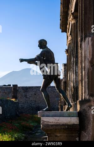 Statue in den Ruinen des Tempels des Apollon in der archäologischen Stätte von Pompeji, einer antiken Stadt, die durch den Ausbruch des Vesuv im Jahre 79 zerstört wurde Stockfoto