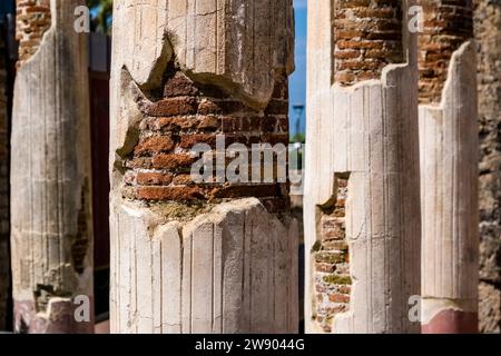 Ruinen der Villa des Diomedes in der archäologischen Stätte von Pompeji, einer antiken Stadt, die durch den Ausbruch des Vesuvs im Jahr 79 n. Chr. zerstört wurde. Stockfoto