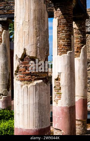 Ruinen der Villa des Diomedes in der archäologischen Stätte von Pompeji, einer antiken Stadt, die durch den Ausbruch des Vesuvs im Jahr 79 n. Chr. zerstört wurde. Stockfoto