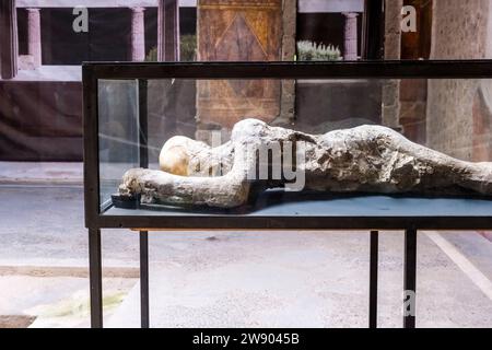 Versteinerter menschlicher Körper in der Villa der Mysterien in der archäologischen Stätte von Pompeji, einer antiken Stadt, die durch den Ausbruch des Vesuvs zerstört wurde Stockfoto