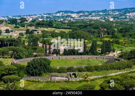 Aus der Vogelperspektive der archäologischen Stätte von Pompeji, vom Glockenturm der Kirche Santuario della Beata Vergine del Santo Rosario aus gesehen. Stockfoto