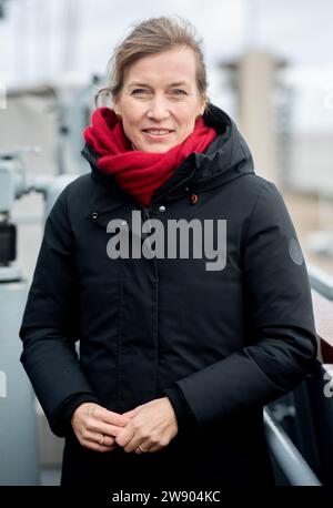 Wilhelmshaven, Deutschland. Dezember 2023. Siemtje Möller (SPD), Parlamentarische Staatssekretärin im Bundesministerium der Verteidigung, steht an Bord der Fregatte Hessen. Quelle: Hauke-Christian Dittrich/dpa/Alamy Live News Stockfoto