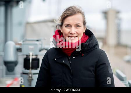 Wilhelmshaven, Deutschland. Dezember 2023. Siemtje Möller (SPD), Parlamentarische Staatssekretärin im Bundesministerium der Verteidigung, steht an Bord der Fregatte Hessen. Quelle: Hauke-Christian Dittrich/dpa/Alamy Live News Stockfoto