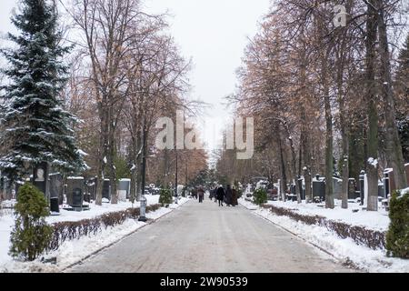 Moskau, Russland. 18. Dezember 2016: Nowodevitschi Friedhof, der berühmteste Friedhof in Moskau, Russland. Es liegt neben dem Nowodewitschi-Kloster. Voller Schnee Stockfoto