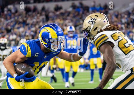 Der Los Angeles Rams Wide Receiver Cooper Kupp (10) wird von New Orleans Saints Cornerback Isaac Yiadom (27) während eines NFL-Spiels am Donnerstag, 2. Dezember verteidigt Stockfoto