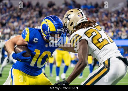 Der Los Angeles Rams Wide Receiver Cooper Kupp (10) wird von New Orleans Saints Cornerback Isaac Yiadom (27) während eines NFL-Spiels am Donnerstag, 2. Dezember verteidigt Stockfoto