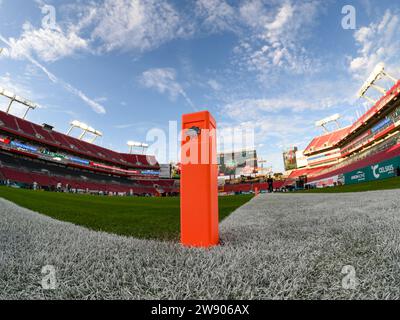 Tampa, FL, USA. Dezember 2023. Ende Zone Pylon wie vor dem Start des Union Home Hypotheken Gasparilla Bowl im Raymond James Stadium in Tampa, FL. Romeo T Guzman/Cal Sport Media (Kreditbild: © Romeo Guzman/Cal Sport Media). Quelle: csm/Alamy Live News Stockfoto