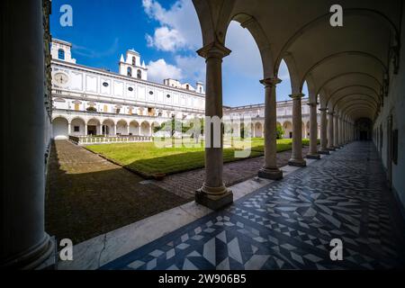 Innenhof und Kreuzgang des ehemaligen Kartäuserklosters Certosa di San Martino, auf einem Hügel hoch über der Stadt gelegen. Stockfoto