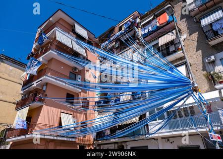 Alle Straßen Neapels sind mit Fahnen des SSC Napoli geschmückt, der gerade die italienische Meisterschaft 2023 gewonnen hat. Stockfoto