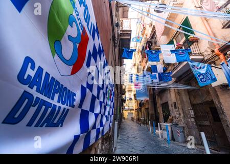 Alle Straßen Neapels sind mit Fahnen des SSC Napoli geschmückt, der gerade die italienische Meisterschaft 2023 gewonnen hat. Stockfoto