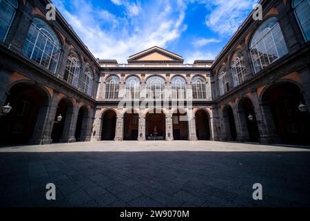 Innenhof des Königspalastes von Neapel, Palazzo reale di Napoli, ein historisches Touristenziel im Zentrum von Neapel. Stockfoto