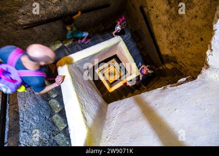 Treppe in den Untergrund von Neapel mit Tunneln, Zisternen und Höhlen, die zur Wasserversorgung, aber auch als Fluchtweg während der Bombardierung genutzt wurden Stockfoto