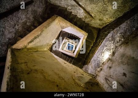 Treppe in den Untergrund von Neapel mit Tunneln, Zisternen und Höhlen, die zur Wasserversorgung, aber auch als Fluchtweg während der Bombardierung genutzt wurden Stockfoto