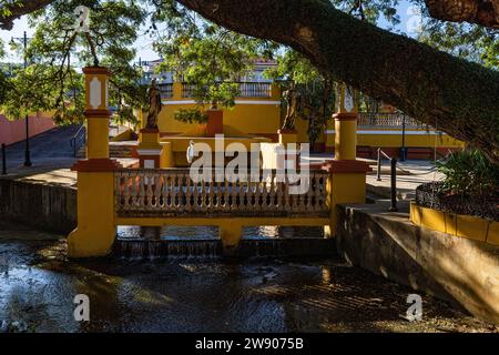 El Parterre ist ein landschaftlich gestalteter Park in Aguadilla, Puerto Rico, der 1851 erbaut wurde. Der Park umschließt das „Wasserauge“ oder „Wasserquelle“ des Ojo de Agua, manchmal auch r Stockfoto