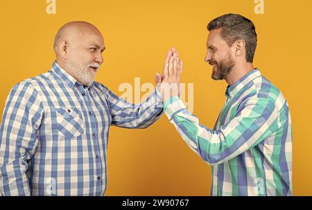 Foto von zwei glücklichen Freunden der Generation, die fünf mit Händen geben. Fünf von zwei Generationsfreunden Stockfoto